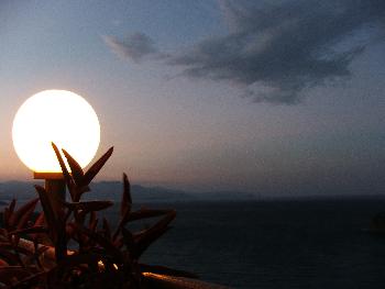 Blick auf die Istron-Bucht bei Nacht 1