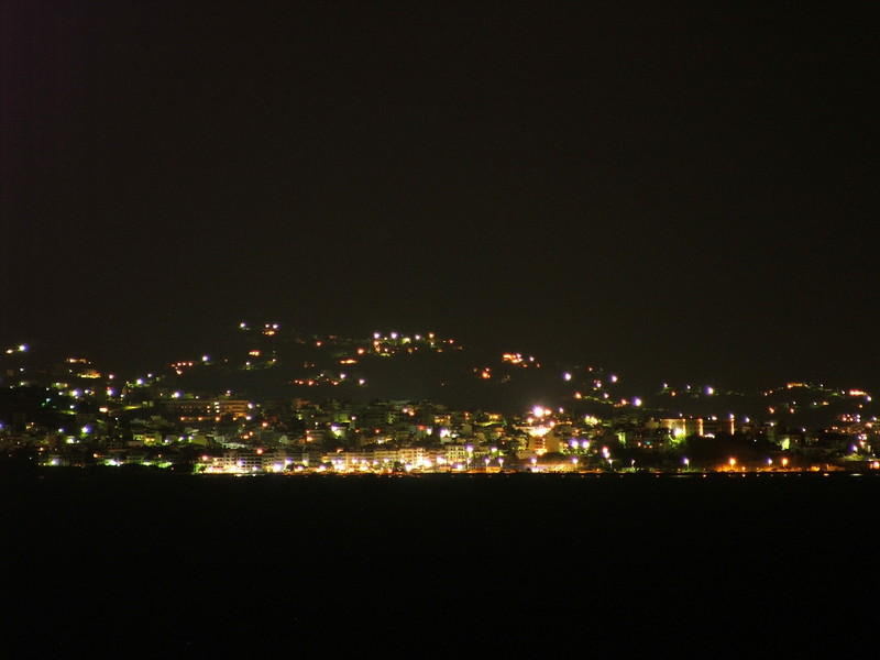 Agios Nikolaos bei Nacht (Langzeitbelichtung aus Entfernung, 200mm)