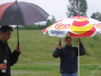 son groen regenschirm htt ich auch gern gehabt......wr ich wenigstens trocken gebleiben ...aber unser Josh hatte schon immer die besten ideen ...he