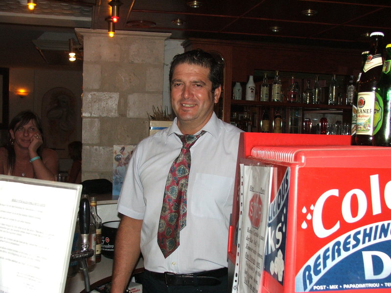 Der nette Barkeeper Georg mit seinem freundlichen Grinsen (10.09.2005)