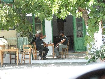 M�nner im Bergdorf