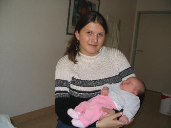 Ich und die kleine Maus einenTag nach ihrer Geburt