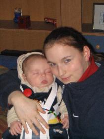 Mama und Kind ein paar Tage nach der Geburt