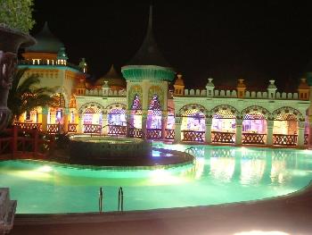 Speisesaal bei Nacht..