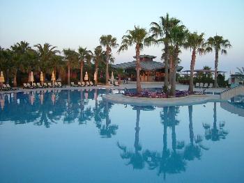 Haupt - Pool des Nachbarhotels ( durfte man auch nutzen )