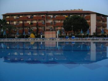 Pool 2 und das Nebengebude