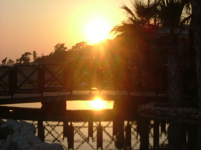 Sonnenuntergang mit Wasserspiegelung ...  Trkei | 2006
