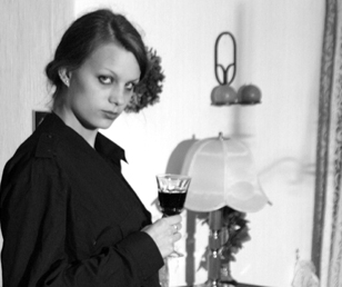 In Hemd und mit Weinglas