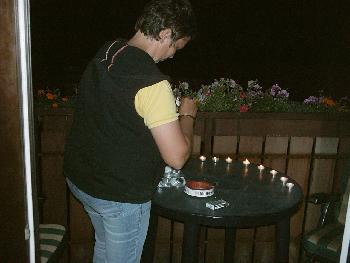 Meine Lieblingsarbeitskollegin beim Teelichte bauen 1