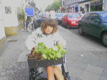 Feli auf der Oranienstrasse in Kreuzberg mit Bio-Zeugs