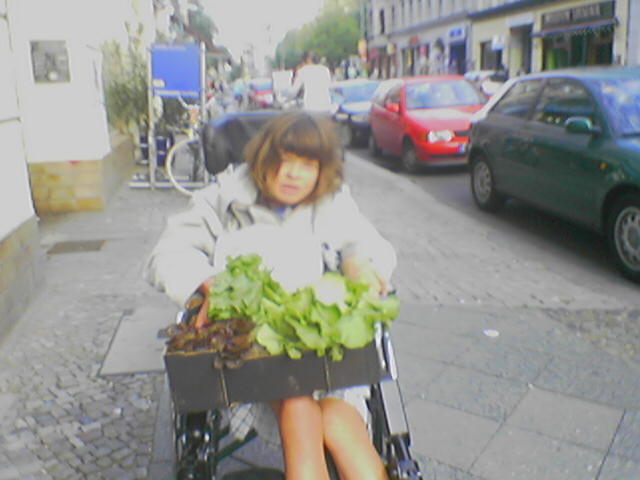 Feli auf der Oranienstrasse in Kreuzberg mit Bio-Zeugs