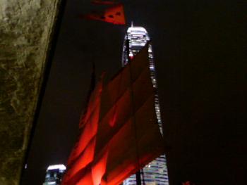 Dschunke vor Wolkenkratzer