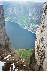 Am Kjerag II  -  fr das Bild hab ich mich ber die Kante gelehnt und senkrecht runter fotografiert....