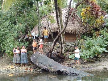 Familie am Fluss (Rio Dulce)