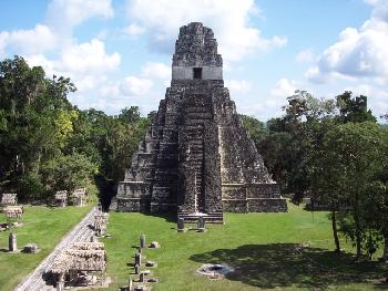 Tikal: Plaza mit Jaguartempel