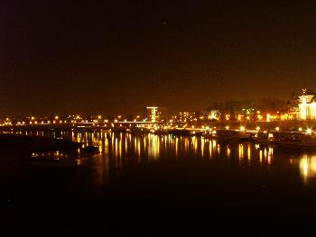 Elbufer-Rundblick bei Nacht in Dresden