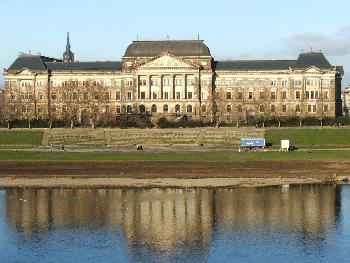 Japanisches Palais, gesehen vom Altstadt-Ufer