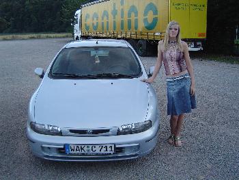 Caro mit ihrem Auto