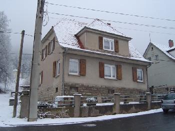 Hausfront im Winter