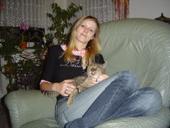 Beti mit Caro im Sessel