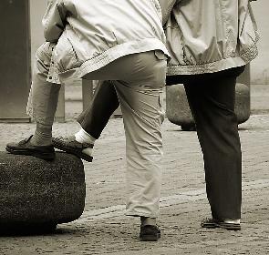 Typisch m�nnliche Pose???? Herren in Popeline auf dem Maiplatz im Mai.