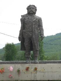 Adem Jashari - im Park von Malishev�