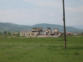 Zerst�rt - In der N�he von Fush� Kosov�