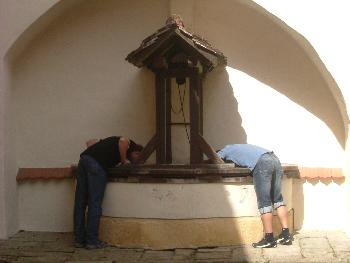 Der Brunnen des Schloes ( Bauzeit, 14 Jahre )...Was dort wohl interessantes ist?