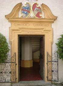 Eingang zur Kapelle ...