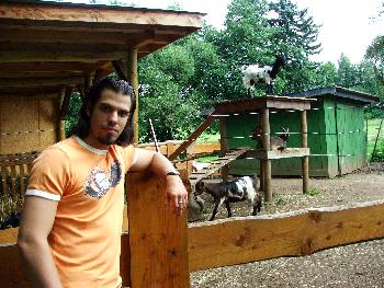 Okay das bin ich, und da oben, da ist mein groes Vorbild (Schotten Vogelpark)