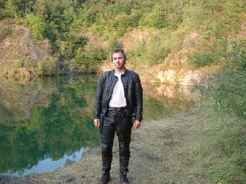 in kluft am arschloch-see