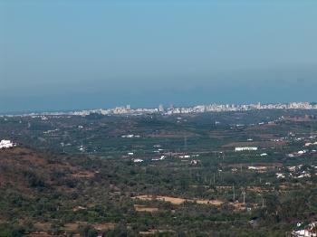 Blick ins Tal Richtung Silves (Tele - im Hintergrund Portimao)