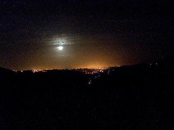 Blick ins Tal nach Silves / Portimao bei Nacht