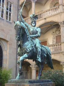 Er beherrscht den Innenhof des alten Schlosses (Graf Eberhard im Bart)