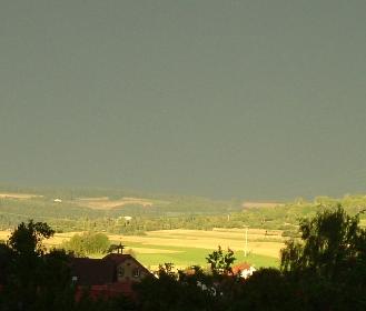  Unheimlicher Bick aus dem Dachfenster ...