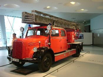 Ein etwas moderneres Feuerwehrauto ..