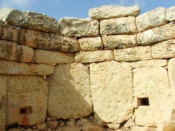 Mnajdra, Ovalraum mit Orakellchern