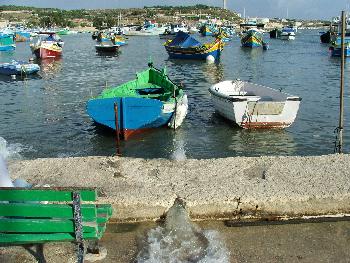 Eigenartige Lcher im Hafen von Marsaxlokk