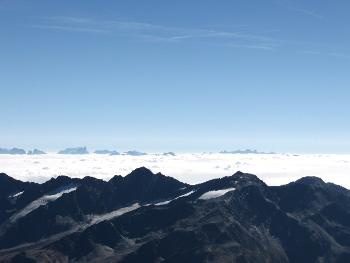 Blick vom Gipfel des Similaun �bers Wolkenmeer auf die Dolomiten