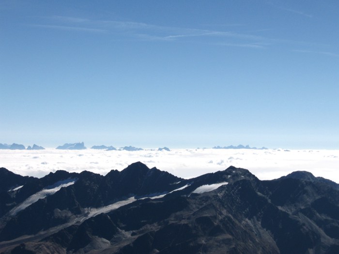 Blick vom Gipfel des Similaun bers Wolkenmeer auf die Dolomiten