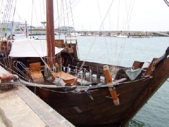 moto72: Helgoland- altes Segelboot von vorne