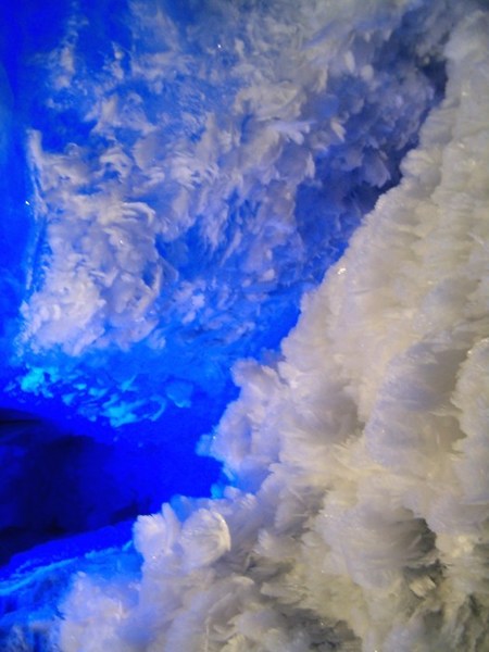 Fast abstrakte Kunst - Eisformationen in einer Gletscherspalte