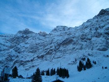 Auf der Schwgalp bei der Talstation der Seilbahn nach Schneefall Ende November