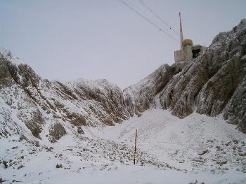 Der bel zugebaute Gipfel des Sntis, der Steig fhrt ber den Grat links von der Bergstation
