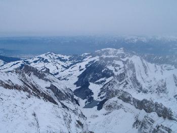 Tiefblick auf den Seealpsee, im Hintergrund das Rheintal und Vorarlberg