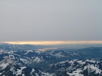 Vom letzten Sonnenlicht angestrahlte Wolken ber dem Zrichsee