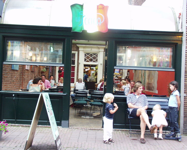 Wartend (Wartende Famlie an einem italienischen Restaurant in Leiden  - Nederland)