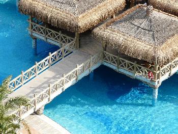 Sitzgelegenheit mitten im Pool, bewohnt von unz�hligen Spatzen ..