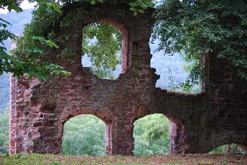 Mauerreste mit Lcher