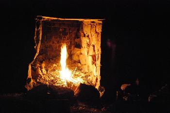 Feuer im intakten Kamin